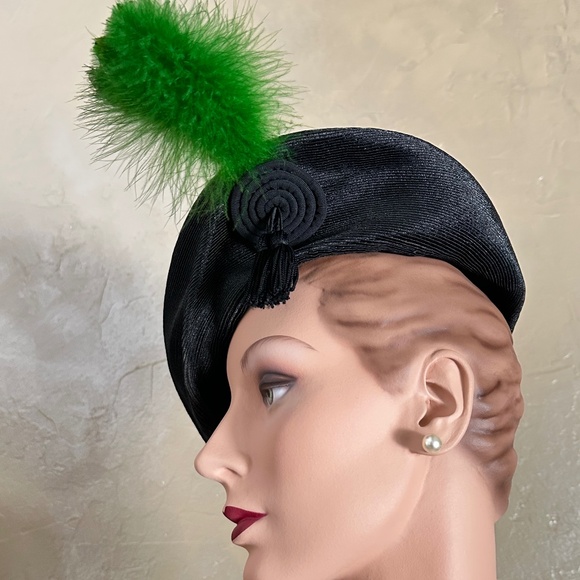 EXCITING 1940s\' BLACK STRAW BERET WITH TALL GREEN FEATHERS, ROUND TRIM & TASSLES main image 7